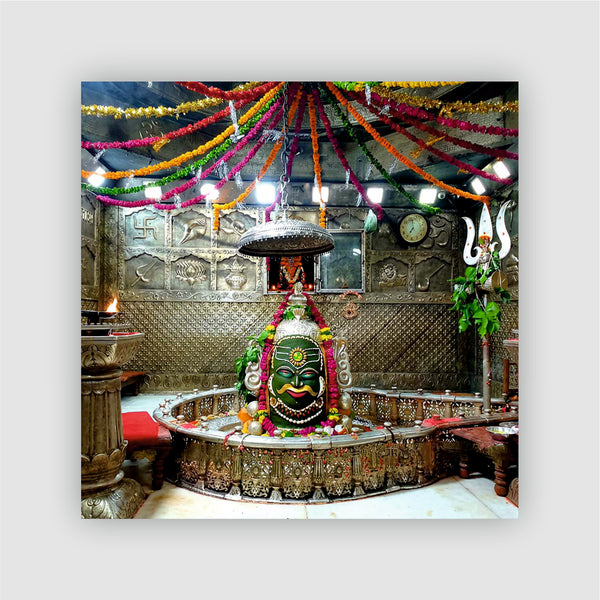 Smaran Mahakaleshwar Jyotirlinga Wooden Fridge Magnet | Sacred Green Deity Shrine Interior with Colorful Garlands | 3x3 Inch Spiritual Refrigerator Decor for Home Kitchen & Gift