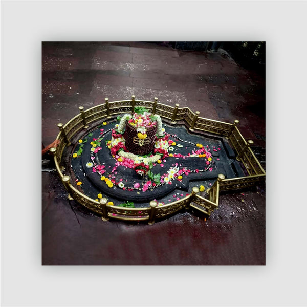 Smaran Grishneshwar Jyotirlinga Wooden Fridge Magnet | Sacred Shivling Shrine Interior with Floral Offerings | 3x3 Inch Spiritual Refrigerator Decor for Home Kitchen & Gift