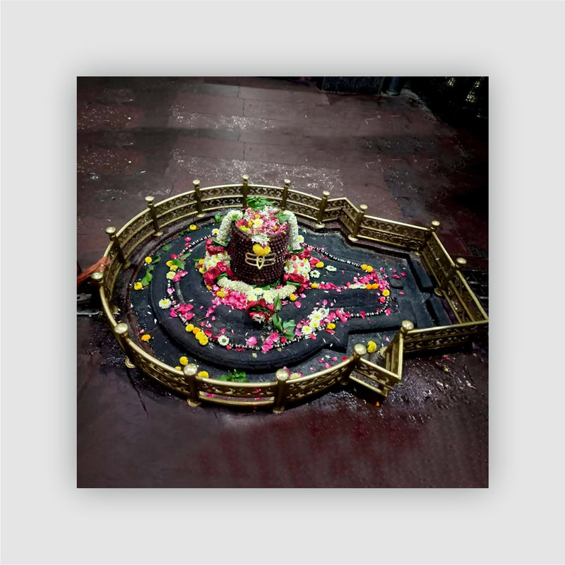 Smaran Grishneshwar Jyotirlinga Wooden Fridge Magnet | Sacred Shivling Shrine Interior with Floral Offerings | 3x3 Inch Spiritual Refrigerator Decor for Home Kitchen & Gift