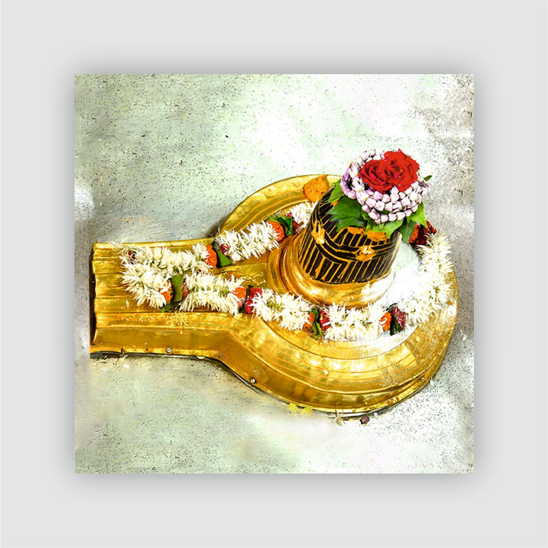 Smaran Kashi Vishwanath Jyotirlinga Wooden Fridge Magnet | Sacred Shivling Shrine Interior with Floral Garlands | 3x3 Inch Spiritual Refrigerator Decor for Home Kitchen & Gift
