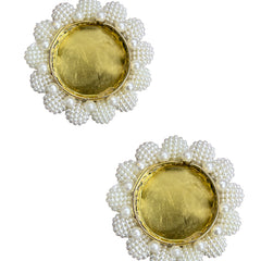 Pair of earrings with gold center and pearl-like外围