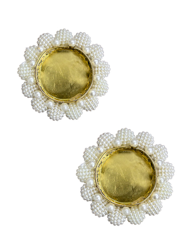 Pair of earrings with gold center and pearl-like外围